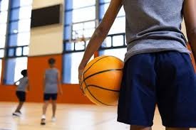 表情严肃拉菲尼亚国家队惨败后回到巴塞罗那